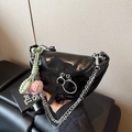Schwarze glänzende gesteppte Satteltasche mit Silberkette und bunten Anhängern - Schwarz