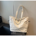 Dettaglio della borsa tote in tela crema con coulisse laterali e manici corti superiori - Bianco Sporco