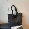 Dettaglio della borsa tote in nylon nero con chiusura a coulisse e doppi manici - Nero