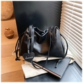 Borsa a spalla minimalista in morbida pelle nera con coulisse e ciondolo a cuore - Nero