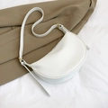 Weiße Halbmond-Achseltasche aus Leder mit Goldbeschlägen und verstellbarem Riemen - Weiß