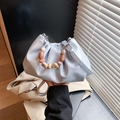 Bolso saco nube fruncido azul claro con un asa decorativa de cuentas de mármol - Azul