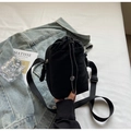 Détail du sac à bandoulière en nylon imperméable avec cordon de serrage sur veste - Noir