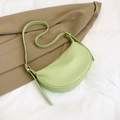 Lindgrüne Hobo-Tasche mit Kieselleder-Textur und Goldbeschlägen auf beigem Blazer - Grün