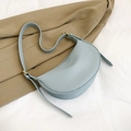Hellblaue sichelförmige Knödel-Tasche aus Leder mit feiner Textur und Schultergurt - Blau