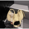 Detalle de bolso media luna amarillo con colgante de perlas y encaje y cuero arrugado - Estilo Con Colgante / Amarillo con Colgante