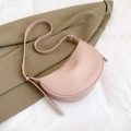 Rosa Halbmond-Schultertasche aus genarbtem Leder mit goldenem Reißverschluss und Gurt - Rosa