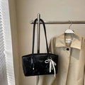 Schwarze Schultertasche mit dezenter Wolkenstruktur, Golddruck und weißem Schleifenanhänger - Schwarz mit Anhänger