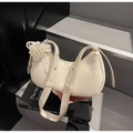 Detalle del bolso de hombro en cuero plisado blanco roto con perlas y encaje - Estilo Con Colgante / Blanco con colgante