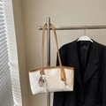 Schicke beige Schultertasche mit Marmormuster und braunen Lederriemen in Lifestyle-Optik - Beige Mit Anhänger