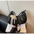 Detalle de bolso de hombro en charol negro con corazón de perlas y lazo de encaje - Estilo Con Colgante / Negro con colgante