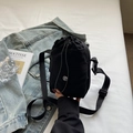 Schwarze Umhängetasche aus wasserdichtem Nylon mit Kordelzug und kreisförmigem D-Logo - Schwarz