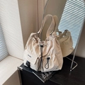 Borsa a tracolla minimalista in nylon crema con multitasche e chiusura con coulisse - Bianco Sporco