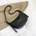 Minimalistische schwarze Halbmond-Tasche aus strukturiertem Leder mit Gold-Details - Schwarz