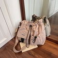 Borsa a tracolla casual in nylon rosa albicocca con tasche frontali e coulisse regolabile - Viola