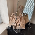 Borsa a tracolla in nylon kaki con chiusura a coulisse e tasche multiuso - Cachi