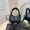 Borsa hobo nera con trama litchi, manico plissettato a nuvola e tracolla staccabile - Nero