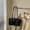 Elegante borsa tote nera testurizzata marmo con scritte oro e cinturini in pelle - Nero senza Ciondolo