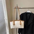 Borsa a spalla chic con stampa marmorizzata, finiture in pelle marrone e nodo sul manico - Bianco Riso (Senza Ciondolo)