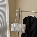 Borsa a spalla in ecopelle con motivo marmo argento, dettagli a nodo metallico e doppi manici - Argento Senza Ciondolo