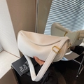 Weiße Halbmond-Tasche aus Leder mit Lychee-Muster und eleganten Goldbeschlägen - Gebrochenes Weiß