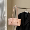 Borsa sottobraccio rosa con trama marmorea e tracolla con nodo decorativo - Rosa Senza Pendente