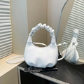 Sac hobo blanc minimaliste avec poignée froncée et finition en cuir texturé - Blanc
