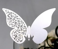 Détail de marque-place papillon découpé au laser avec effet perlé sur le verre - Blanc