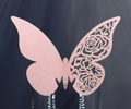 Papillon marque-place découpé au laser en or rose pailleté avec motif floral pour verres - Rose