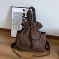 Borsa a secchiello in tela marrone scuro con coulisse e tasca frontale in stile casual - Marrone