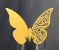 Détail du marque-place papillon découpé au laser avec motif de rose sur un verre - Or