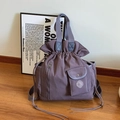 Borsa a secchiello plissettata in nylon viola con coulisse e tracolla larga in tessuto - Viola