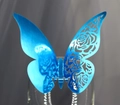Papillon décoratif bleu découpé au laser avec motifs de roses sur bord d'un verre - Bleu Réfléchissant