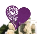 Gros plan d'une carte cœur violette pailletée découpée au laser sur un verre à vin - Violet foncé