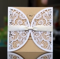 Invito di nozze elegante tagliato al laser con fiocco di nastro e inserto in carta kraft - Pagina Interna in Carta Kraft