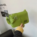 Grasgrüne Messenger-Tasche aus Nylon mit verstellbarem Gurt und Mehrfachtaschen - Grün