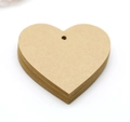 Dettaglio di etichette in carta kraft a forma di cuore impilate con foro per regali - Carta kraft