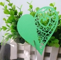 Marque-place cœur vert découpé au laser avec motifs de vignes florales sur un verre - Vert Foncé