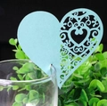 Gros plan de la carte de verre à vin coeur bleu clair avec motif floral découpé - Bleu Pâle Perlé