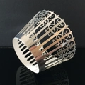 Dettaglio macro dell'involucro per cupcake argento con elegante motivo a cuore - Argento Riflettente