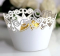 Détail du moule à cupcake blanc découpé au laser avec motifs de cœurs pour mariages - Blanc