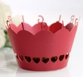 Dettaglio del pirottino per cupcake rosso tagliato al laser con scritta GIRL e cuori - Rosso Perlato