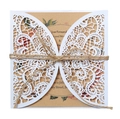 Dettaglio dell'invito di nozze a farfalla tagliato al laser con spago e inserto floreale - Bianco (Con Carta Kraft E Corda di Canapa)