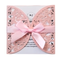 Carte d'invitation papillon découpée au laser rose avec insert blanc et ruban - Rose