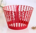 Dettaglio dei pirottini per cupcake rossi tagliati al laser con motivi a spirale - Rosso Perlato