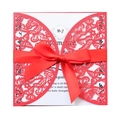 Détail d'invitation de mariage rouge découpée au laser avec motif papillon et ruban - Rouge Perlé