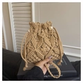 Detalle del bolso saco de paja tejida a mano con patrones caquis y cuentas de cordón ajustable - Caqui