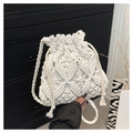 Bolso saco de ganchillo blanco con flecos para un look playero vintage - Blanco