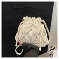 Bolso saco de macramé beige con patrón geométrico de ganchillo y cordón ajustable - Blanco Roto