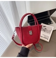 Detalle del bolso rojo trenzado con hebilla metálica plateada y cierre de cremallera - Rojo Ankara